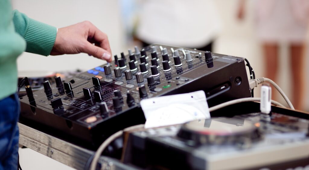 How to find a DJ for your wedding